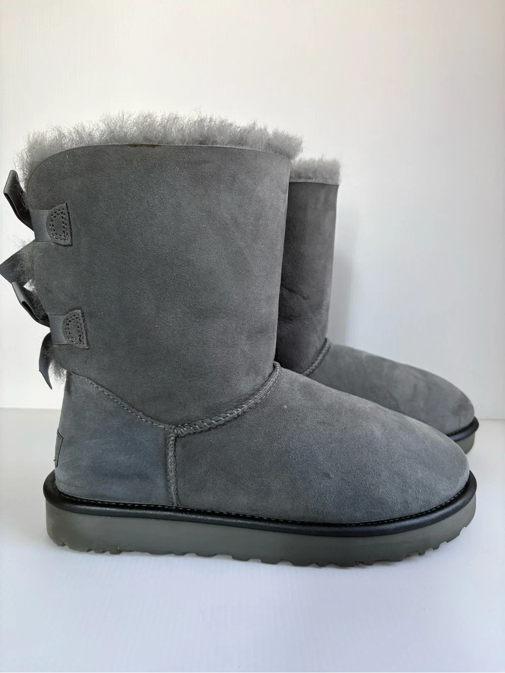 UGG Bailey Bow II Women's Boot  Gray Color Size 9 EUC
